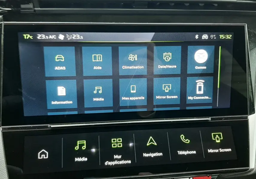 Écran tactile central de la Peugeot 308 bleu Lagoa 2025 affichant le menu multimédia et aides à la conduite.