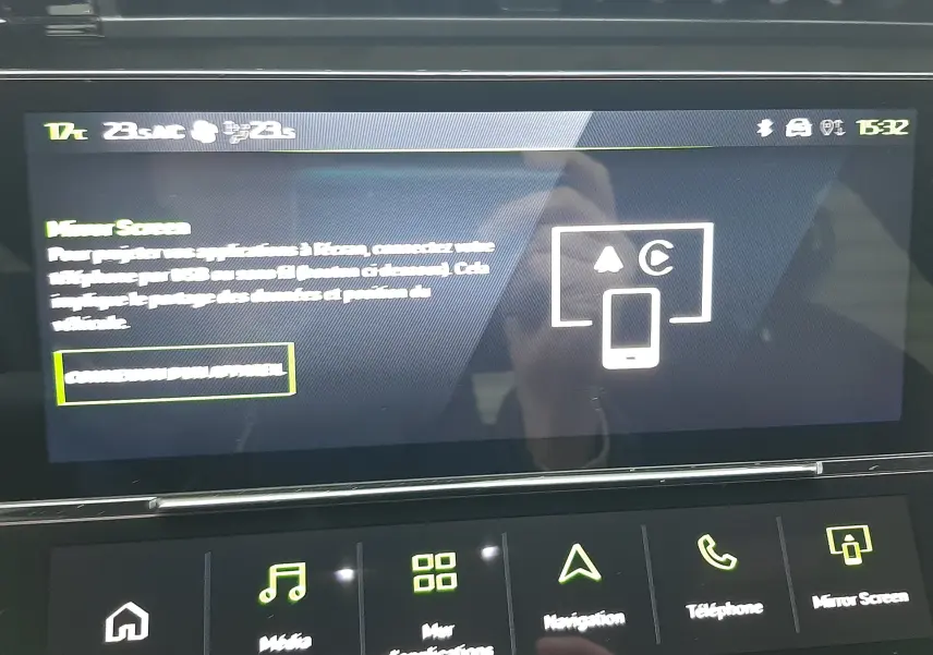 Écran tactile central avec interface Mirror Screen dans l'habitacle d'une Peugeot 308 Bleu Lagoa, vue de face.