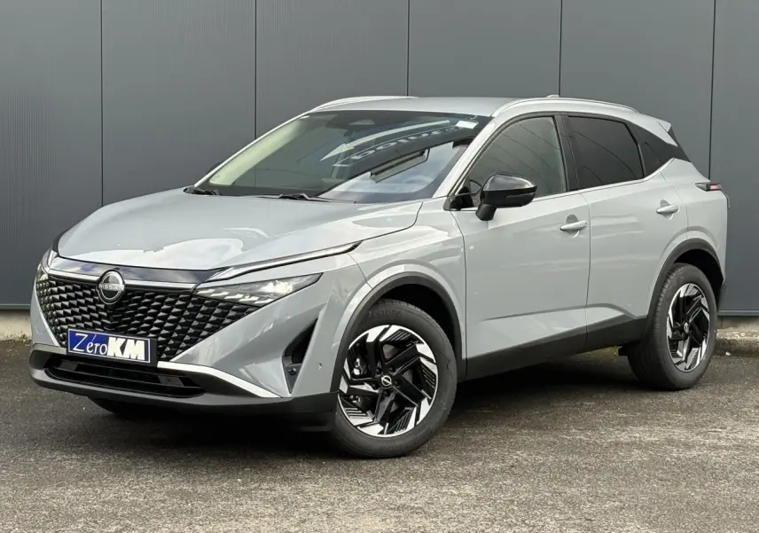 Nissan Qashqai III e-Power gris Ceramic en 3/4 avant droit, avec calandre noire et jantes alliage bicolores.