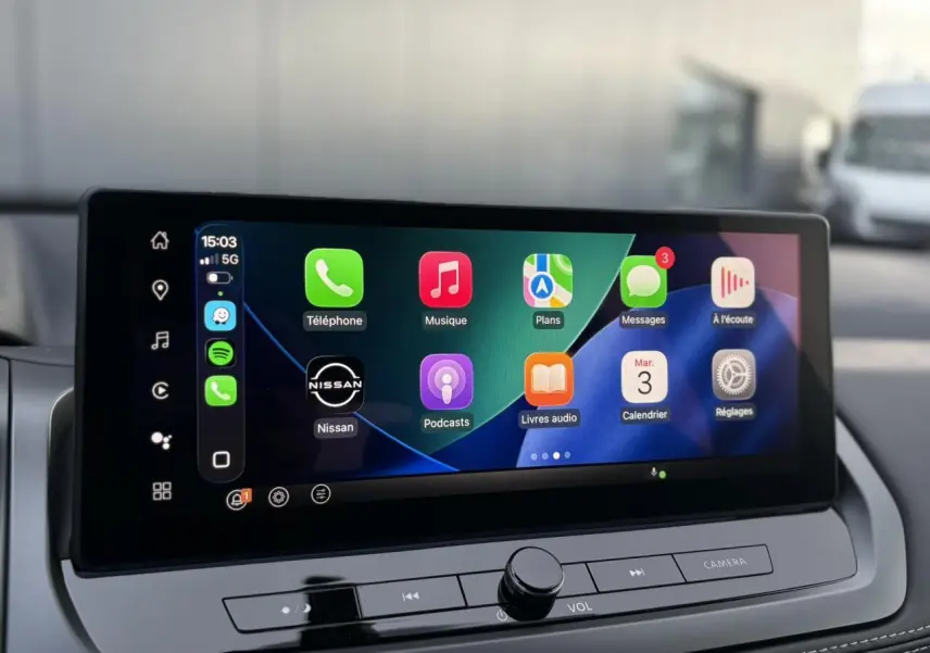 Écran tactile central du Nissan Qashqai III gris Ceramic affichant l'interface Apple CarPlay en intérieur.