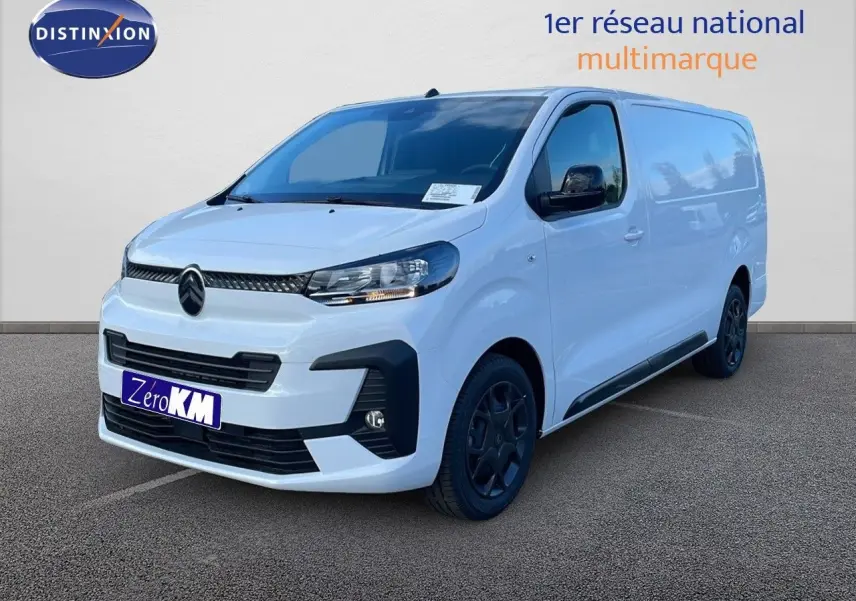 Fourgon Citroën Jumpy XL blanc Kaolin vu en 3/4 avant droit avec jantes noires et calandre noire.