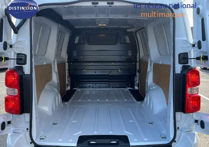 Vue arrière du Citroën Jumpy Fourgon XL blanc Kaolin avec portes ouvertes montrant l'espace de chargement vide et protégé.
