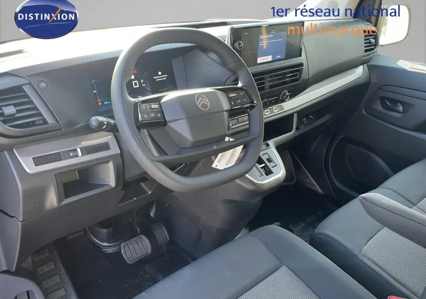 Intérieur du Citroën Jumpy Fourgon XL diesel, vue côté conducteur, tableau de bord moderne avec écran tactile et volant multifonction.