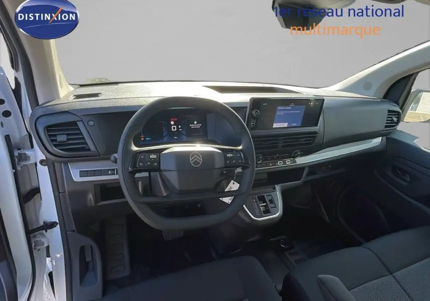 Vue intérieure du poste de conduite du Citroën Jumpy Fourgon blanc Kaolin, avec tableau de bord numérique et écran tactile central.