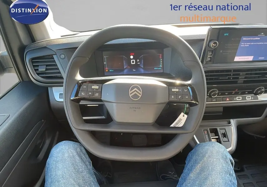 Vue intérieure centrée sur le volant multifonction du Citroën Jumpy Fourgon XL blanc Kaolin avec tableau de bord numérique.