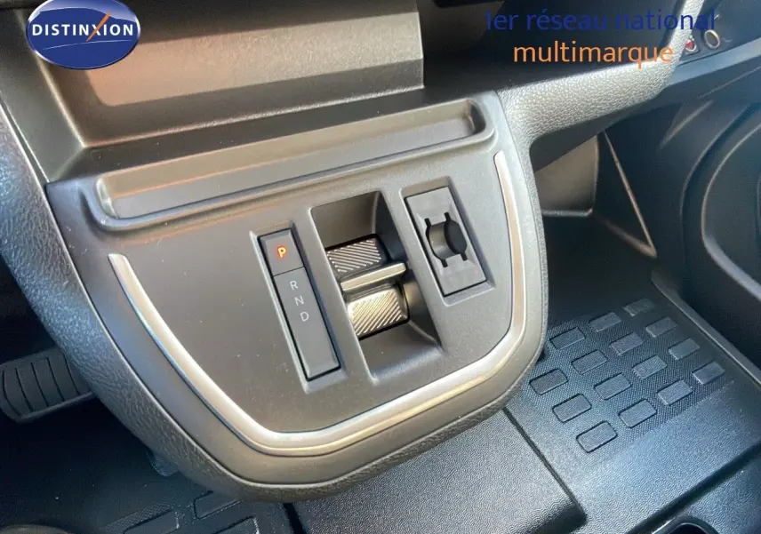 Gros plan sur la commande de boîte automatique du Citroën Jumpy Fourgon XL blanc Kaolin, avec levier et molette intégrés.