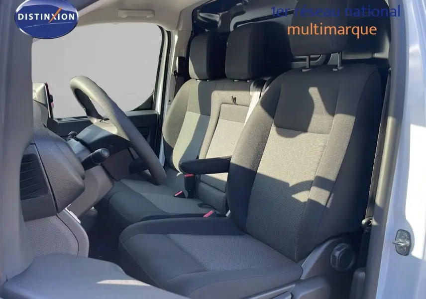 Intérieur du Citroën Jumpy Fourgon XL diesel, vue côté conducteur sur les sièges tissu noir et gris.