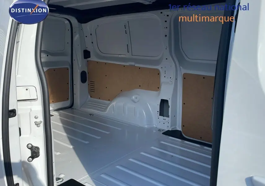Intérieur du fourgon Citroën Jumpy XL blanc Kaolin vu de l'arrière avec portes latérales ouvertes et parois partiellement protégées.
