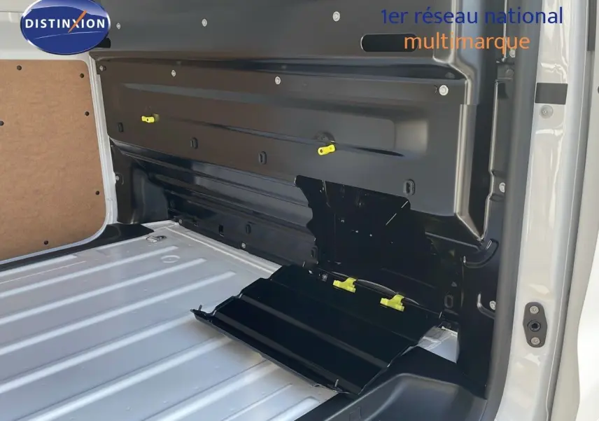 Intérieur du coffre blanc Kaolin du Citroën Jumpy Fourgon XL, avec compartiment de rangement ouvert côté droit.