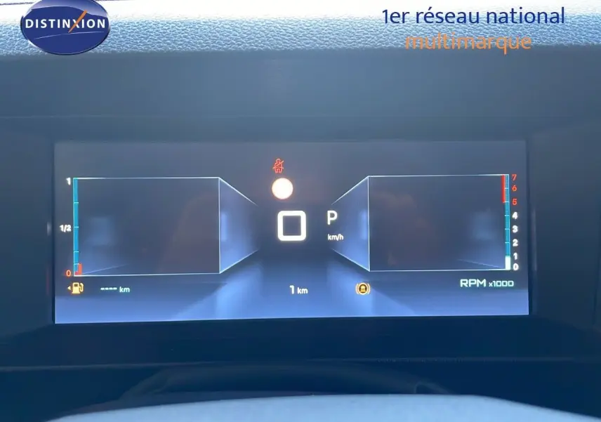 Affichage numérique du tableau de bord du Citroën Jumpy Fourgon blanc Kaolin, montrant la vitesse à l'arrêt et le compte-tours.