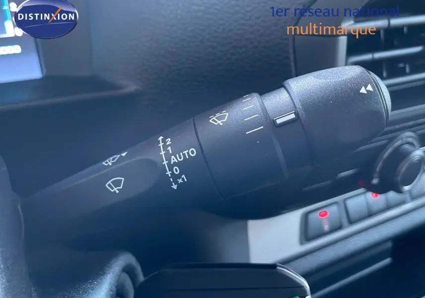 Le commodo de commande des essuie-glaces dans l'habitacle du Citroën Jumpy Fourgon blanc Kaolin, vue rapprochée côté conducteur.