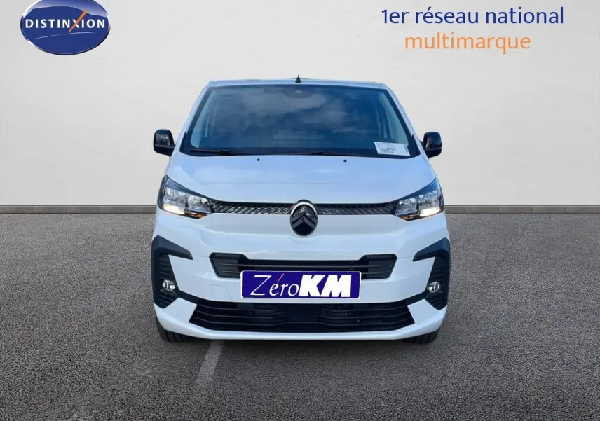 Vue frontale d'un Citroën Jumpy Fourgon XL blanc Kaolin avec calandre noire et plaque "Zéro KM" visible.