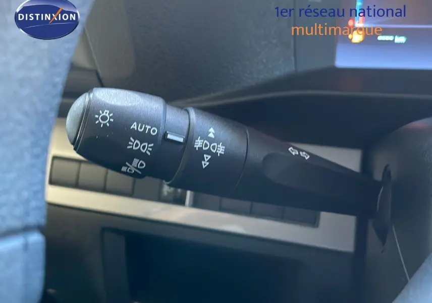 Gros plan sur la manette des feux du Citroën Jumpy Fourgon blanc Kaolin, côté gauche du volant.