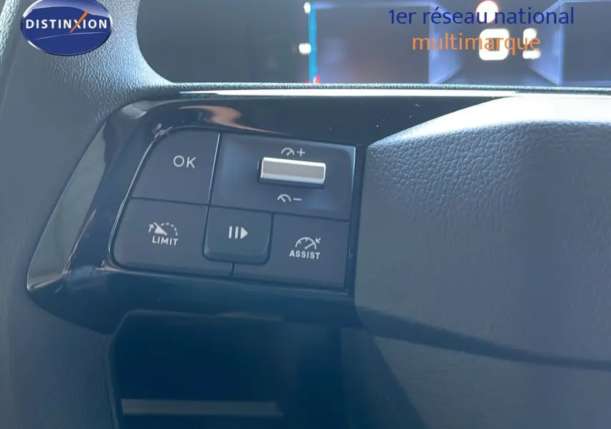 Gros plan sur les commandes au volant noir du Citroën Jumpy Fourgon XL blanc Kaolin, avec boutons de régulateur et assistant de conduite.