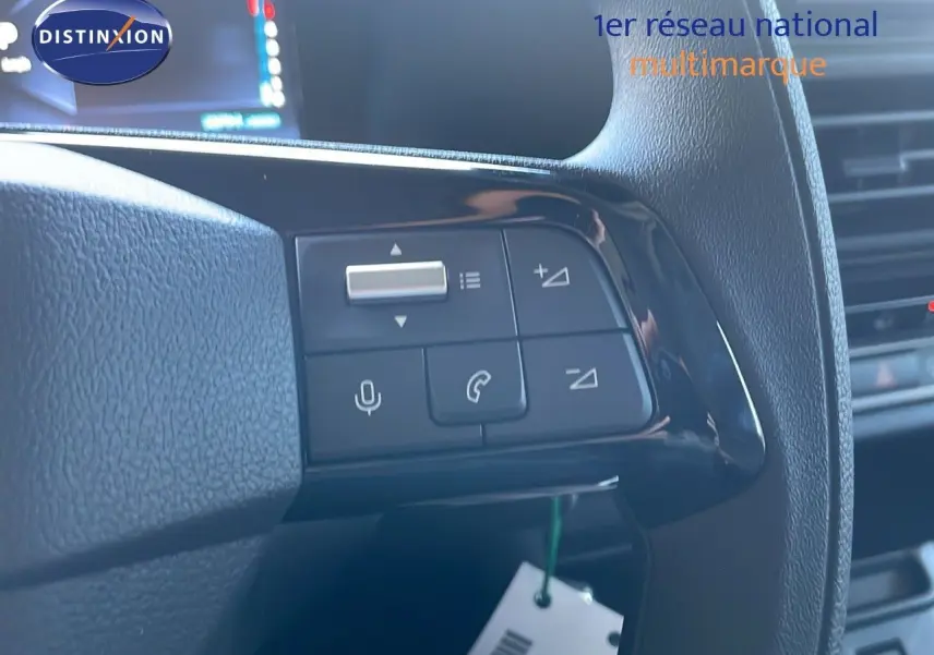 Gros plan sur les commandes au volant du Citroën Jumpy Fourgon XL blanc Kaolin, avec boutons de volume et téléphone.