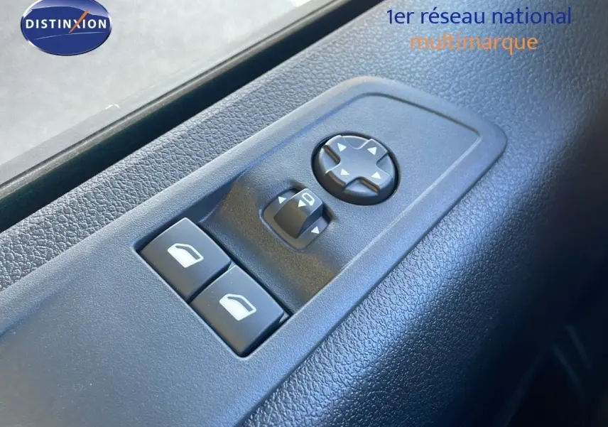 Commandes de réglage des rétroviseurs et des vitres électriques sur la portière côté conducteur du Citroën Jumpy Fourgon blanc Kaolin.