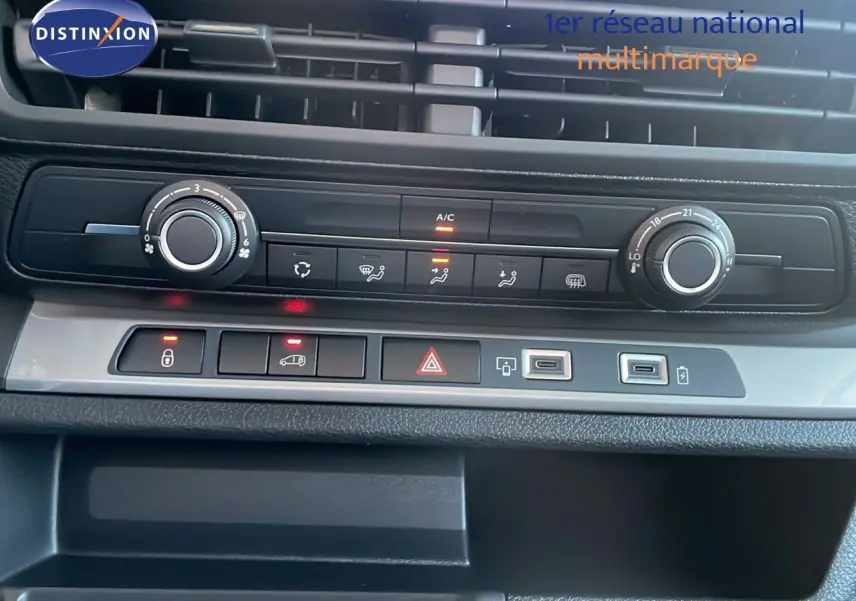 Tableau de bord du Citroën Jumpy Fourgon XL blanc, vue rapprochée sur les commandes de climatisation et boutons fonctionnels.