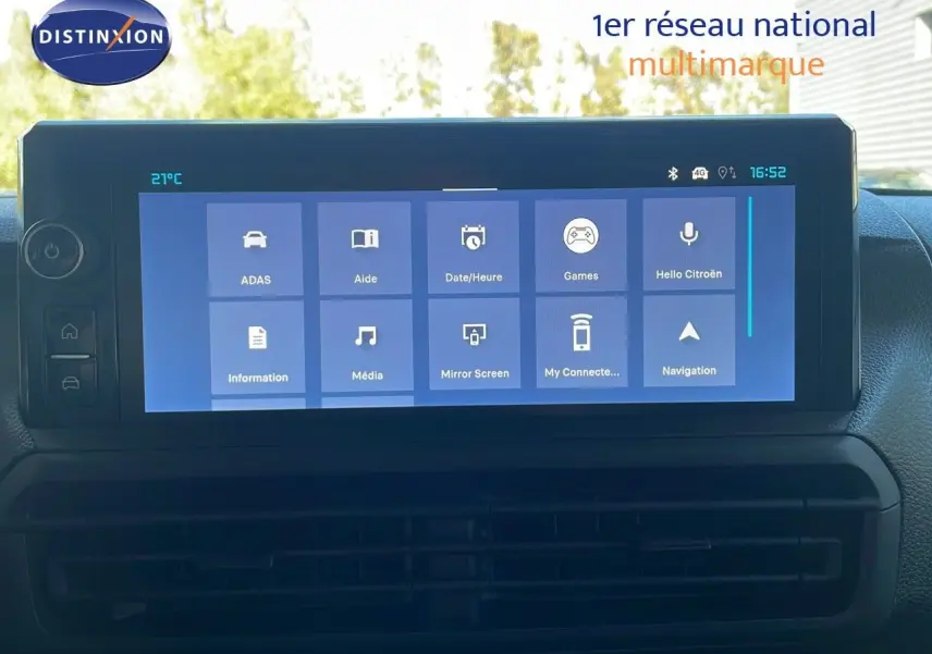 Écran tactile central du tableau de bord du Citroën Jumpy Fourgon blanc Kaolin, affichant le menu principal connecté.