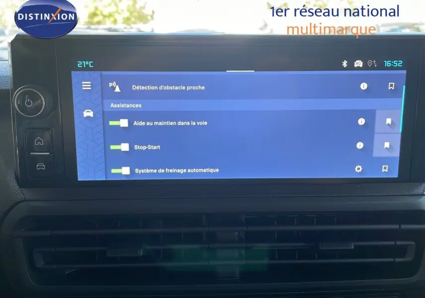 Écran tactile central affichant les assistances à la conduite du Citroën Jumpy Fourgon blanc Kaolin.
