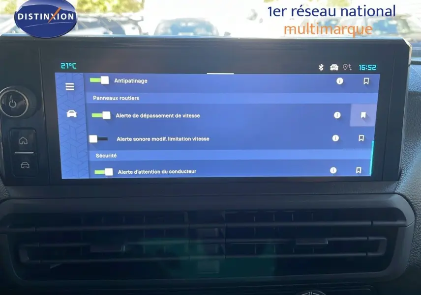 Écran tactile central affichant les réglages d'alerte de vitesse dans le tableau de bord du Citroën Jumpy Fourgon blanc.