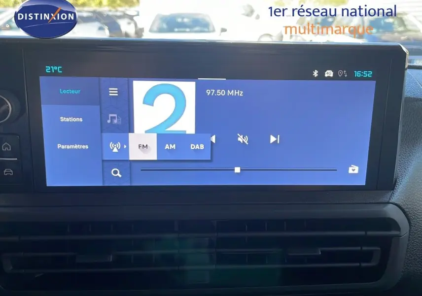Écran tactile central du tableau de bord du Citroën Jumpy Fourgon XL blanc, affichant la radio FM à 97,50 MHz.