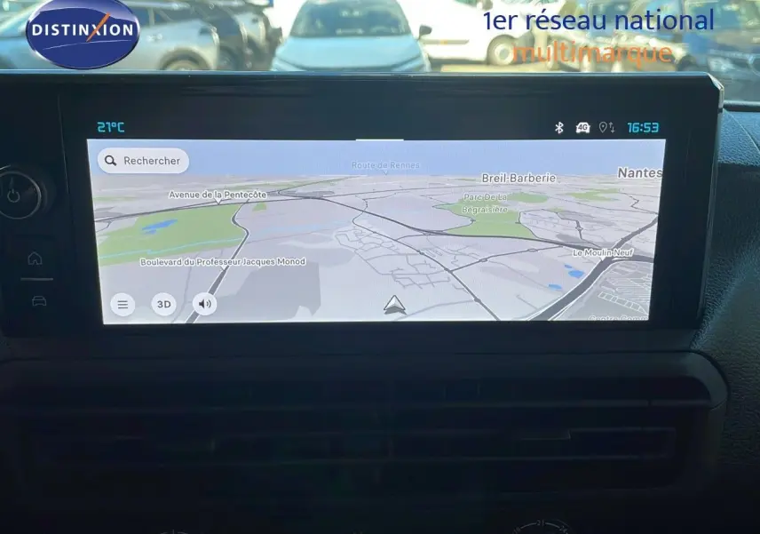 Écran tactile du système de navigation du Citroën Jumpy Fourgon XL blanc, vue intérieure du tableau de bord.