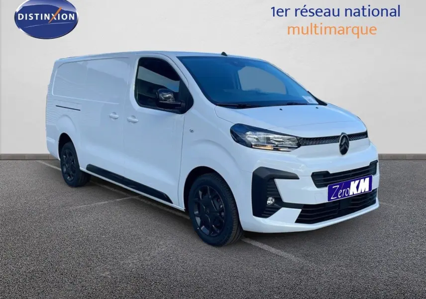 Fourgon Citroën Jumpy XL blanc Kaolin vu en 3/4 avant droit avec jantes noires et calandre moderne.