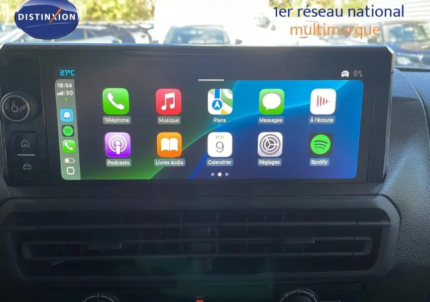 Écran tactile central affichant les applications multimédia dans l'habitacle d'un Citroën Jumpy Fourgon blanc Kaolin.