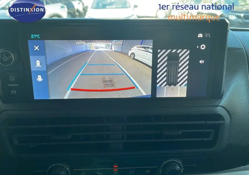 Écran central affichant la caméra de recul du Citroën Jumpy Fourgon blanc Kaolin, vue intérieure du tableau de bord.