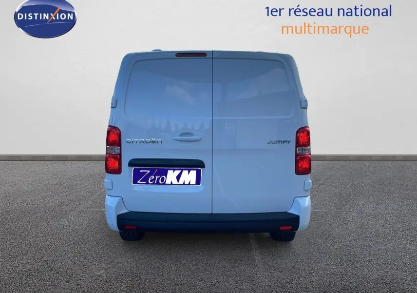 Vue arrière d'un fourgon Citroën Jumpy XL blanc Kaolin avec portes battantes et feux rouges verticaux.