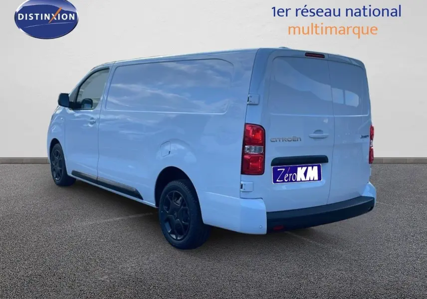 Vue 3/4 arrière droite d'un Citroën Jumpy Fourgon XL blanc Kaolin avec jantes noires sur fond neutre.