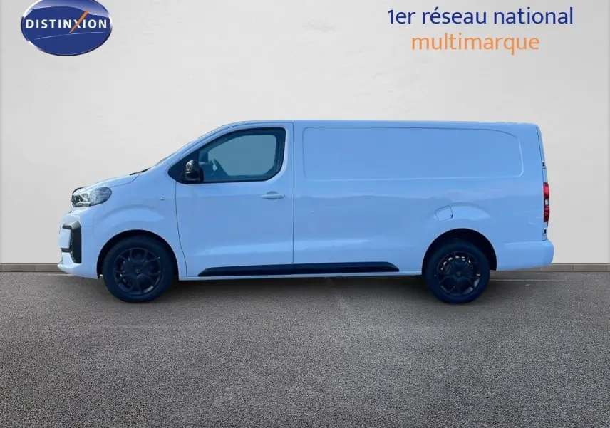 Profil latéral gauche d'un Citroën Jumpy Fourgon XL blanc Kaolin avec jantes noires sur fond neutre.