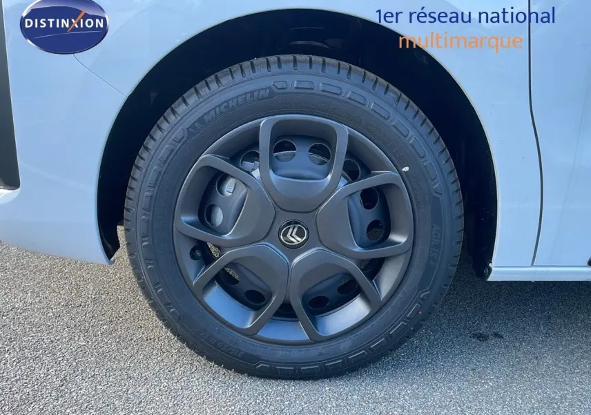 Gros plan sur la roue avant gauche d'un Citroën Jumpy Fourgon blanc Kaolin avec jante noire au design moderne.