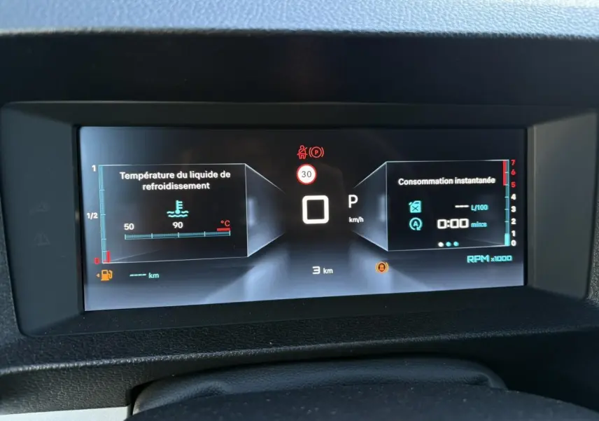 Tableau de bord numérique du Citroën Jumpy XL gris, affichant température liquide refroidissement et consommation instantanée.