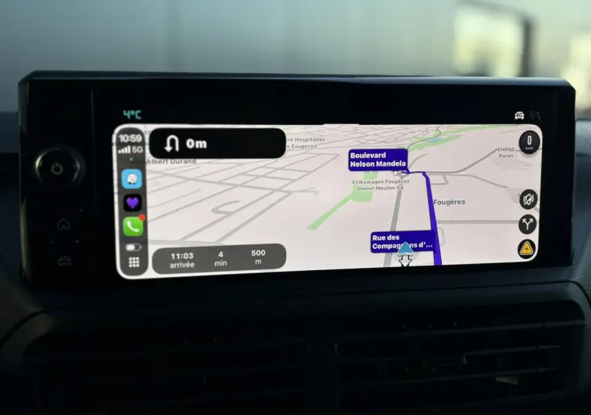 Écran tactile GPS 10 pouces du tableau de bord du Citroën Jumpy XL gris Titane 2025 affichant un itinéraire.