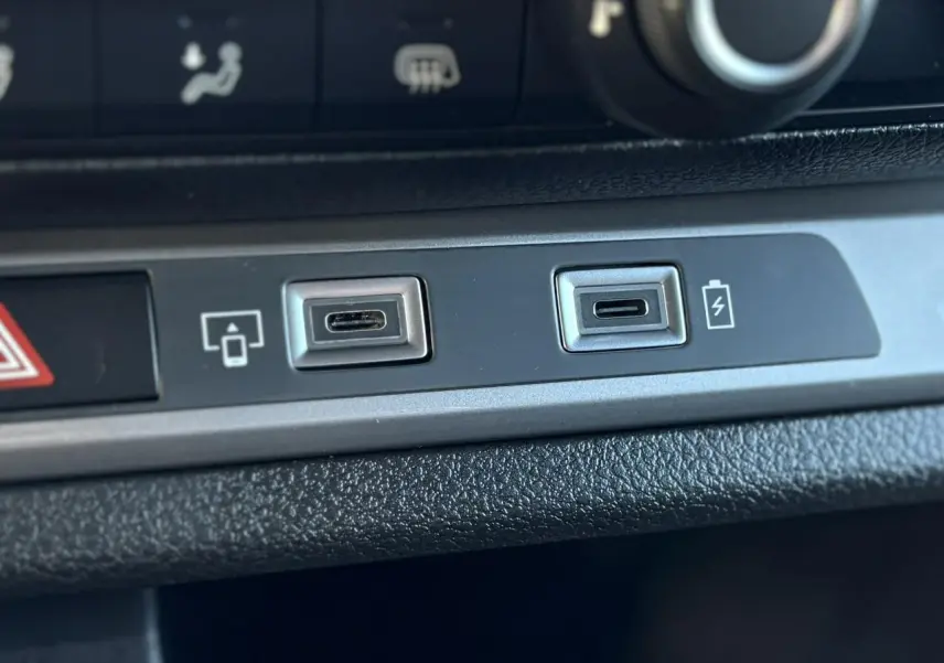 Gros plan sur les ports USB-C du tableau de bord du Citroën Jumpy XL gris Titane, version 2025.