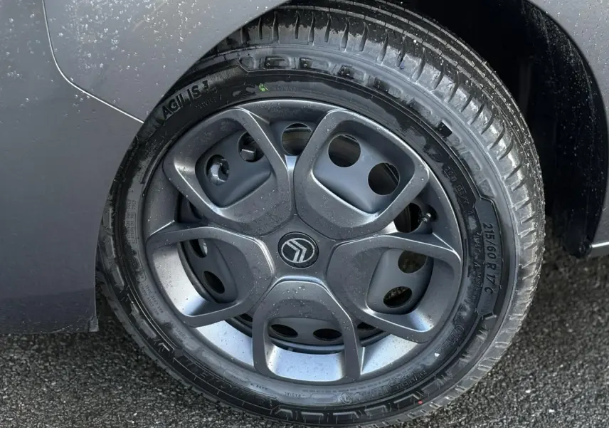 Gros plan sur la roue avant gauche gris titane du Citroën Jumpy XL 2025 avec jante au design moderne et logo central.