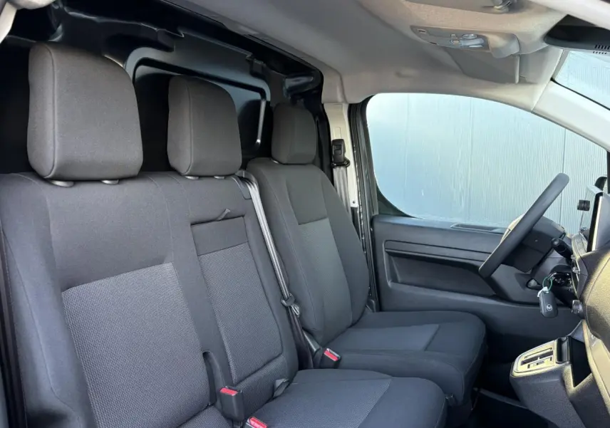 Intérieur du Citroën Jumpy XL 2025 vu côté droit, montrant la banquette passager 2 places en tissu gris foncé.