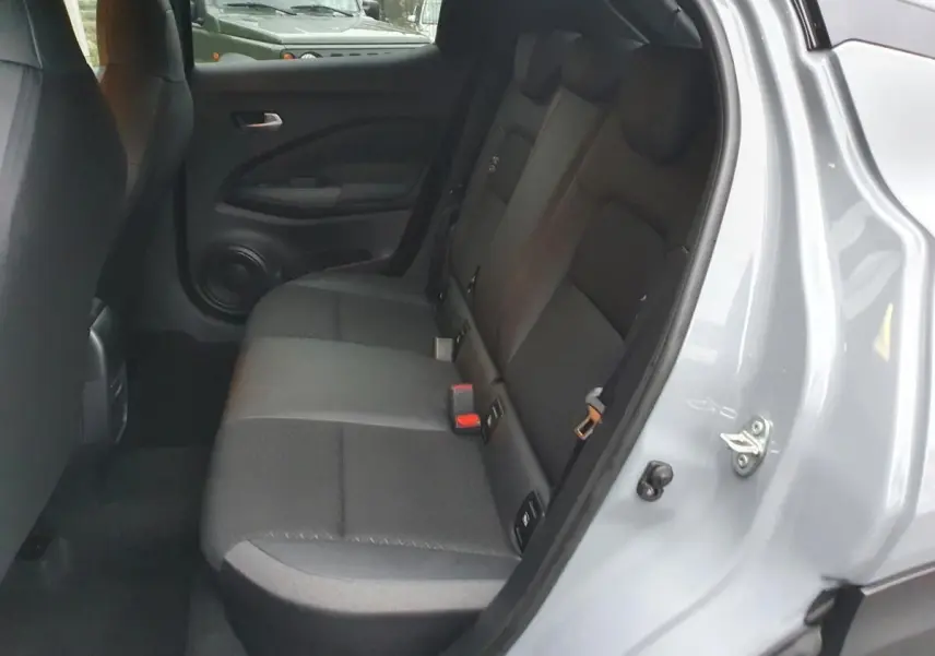 Vue côté droit de la banquette arrière grise céramique du Nissan Juke 2025 avec trois appuis-tête réglables visibles.