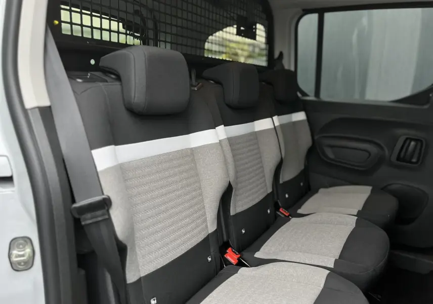 Vue intérieure côté droit des sièges arrière gris et noirs du Citroën Berlingo Multispace blanc Glacier 2025.