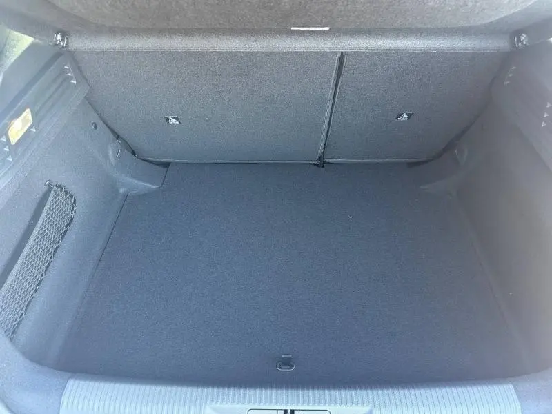 Vue intérieure du coffre spacieux et propre de la Peugeot 308 2025, finition Style, avec revêtement gris foncé.