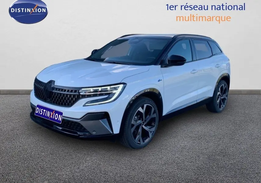 Renault Austral blanc métal avec toit noir en 3/4 avant droit, mettant en valeur ses jantes noires et son design moderne.