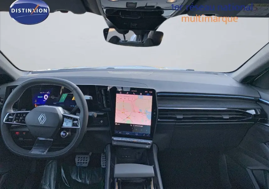 Intérieur du Renault Austral 2024 avec tableau de bord numérique et écran tactile central affichant une carte GPS.