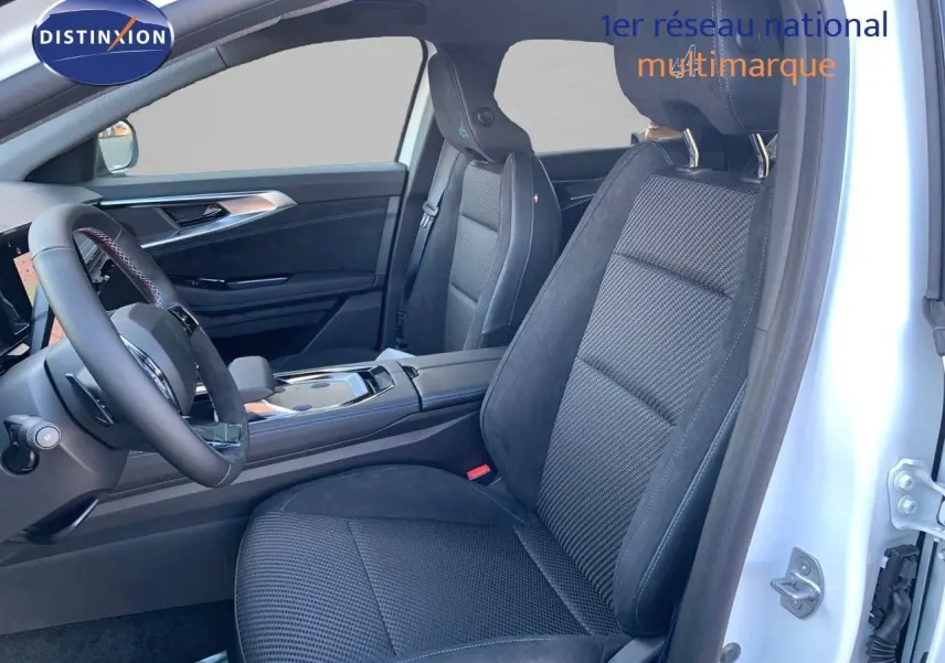 Intérieur côté conducteur du Renault Austral 2024 blanc métal, sièges noirs en cuir et alcantara avec surpiqûres bleues.