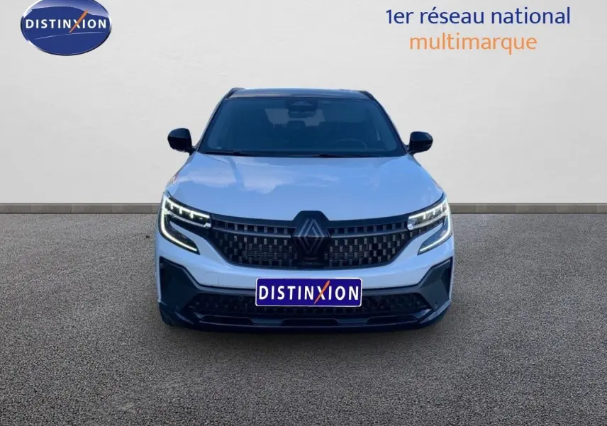 Vue frontale d'un Renault Austral blanc métal avec toit noir, mettant en valeur sa calandre et ses phares LED modernes.