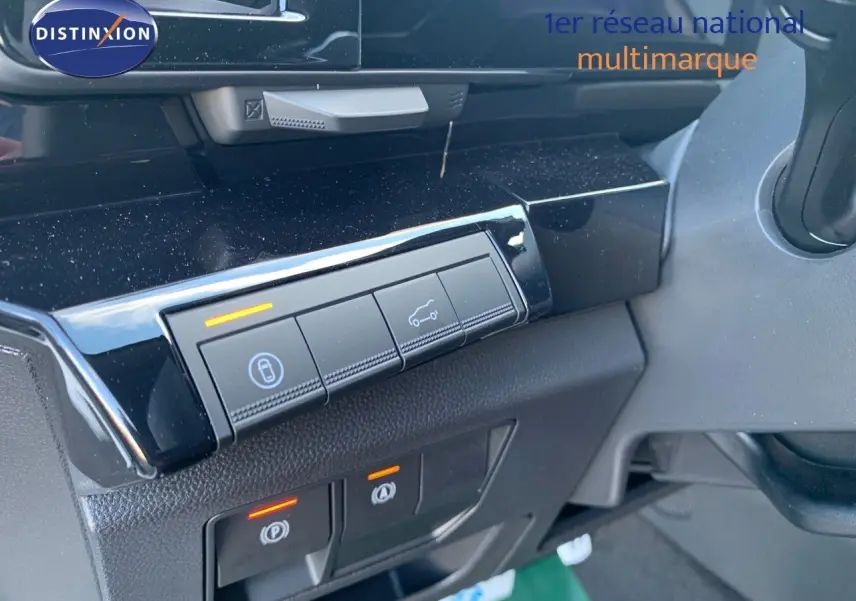 Gros plan sur les commandes noires du tableau de bord du Renault Austral 2024, finition blanc métal et toit noir.