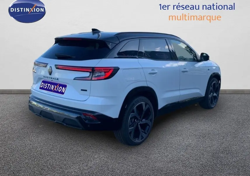 Vue 3/4 arrière droite du Renault Austral blanc métal avec toit noir et jantes noires sur fond neutre.