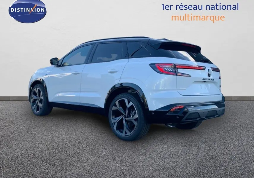 Vue 3/4 arrière droite d'un Renault Austral blanc métal avec toit noir et jantes alliage noires.