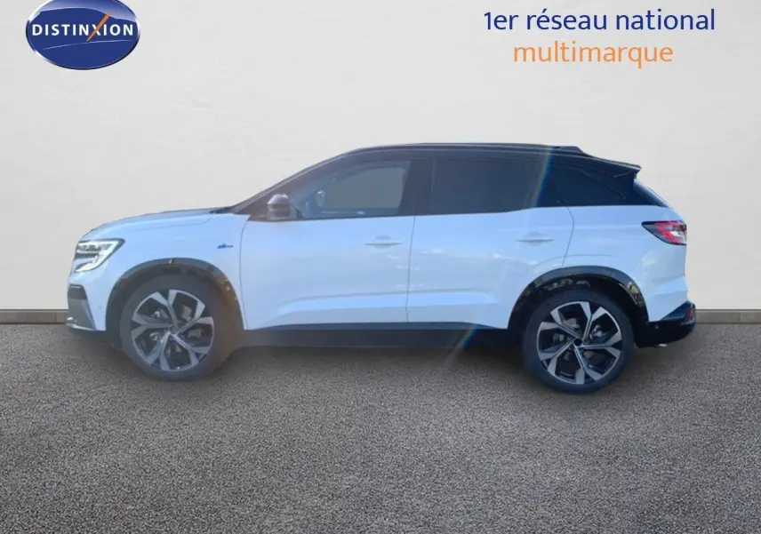 Profil latéral gauche du Renault Austral 2024 blanc métal avec toit noir, soulignant ses jantes alliage et son design moderne.