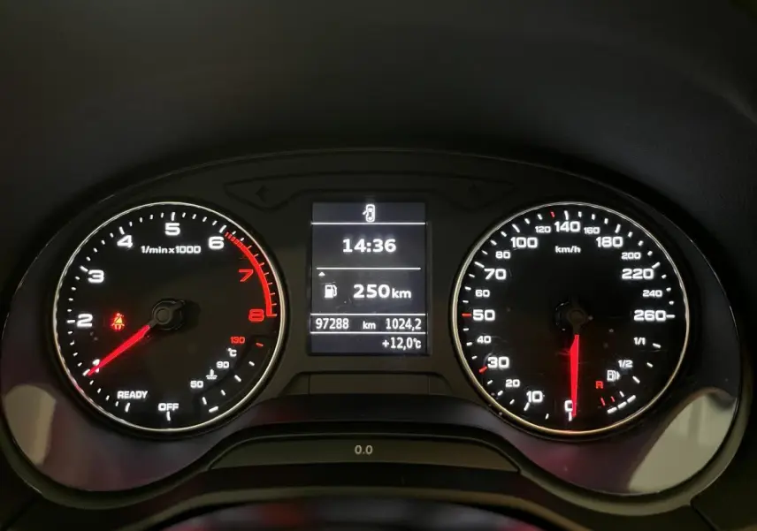 Tableau de bord de l'Audi Q2 2019 essence, affichage digital central et compte-tours à gauche, vitesse à droite.